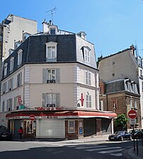 Croisement avec la rue de la Tour.