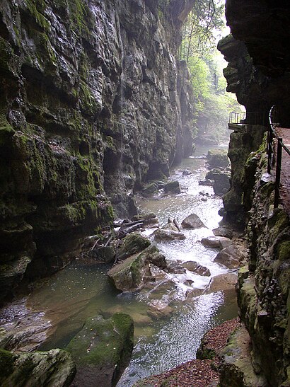 So kommt man zu Taubenlochschlucht mit den Öffentlichen - Mehr zum Ort Hier