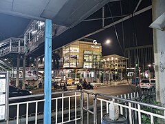 Suasana di sekitar halte saat malam hari, tampak Gramedia di seberang jalan, 2023