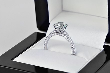 טבעת יהלום נפוצה בתרבות המערבית לציון אירוסין או נישואין.