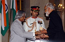 Presiden ri, Dr. A. P. J. Abdul Kalam menghadirkan Padma Shri Shri Bannehari Wisnu Nimbkar, untuk kepeloporannya dalam bidang pertanian dan peternakan, pada upacara penobatan di New Delhi pada tanggal 29 Maret 2006.jpg