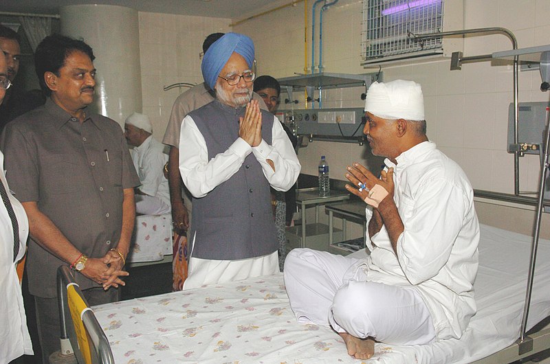 File:The Prime Minister, Dr. Manmohan Singh with a victim of recent bomb blasts at the Lokmanya Tilak Hospital, in Mumbai on July 14, 2006. The Chief Minister of Maharashtra Shri Vilasrao Deshmukh looks on.jpg