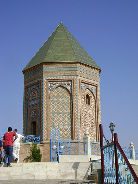 File:The grave monument of the prophet Noah.JPG