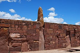 Tiwanaku - Muro del Kalasakaya - panoramio.jpg