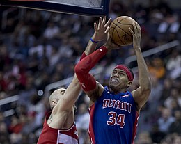 Harris (destra) contro Marcin Gortat a Detroit