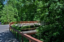 Un pont routier enjambant un ruisseau