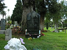 Tombe de DeeDee Ramone au cimetière de Hollywood.