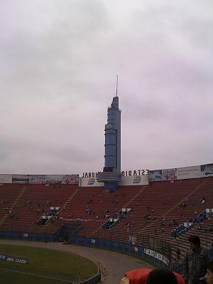 Vista desde el interior de la tribuna norte y la torre del estadio.