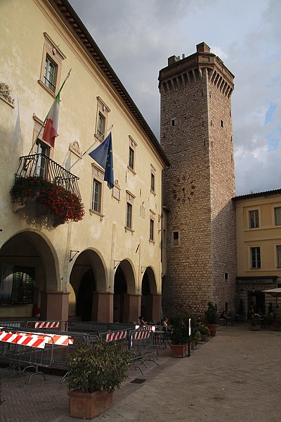 File:Trevi, torre civica 03.jpg