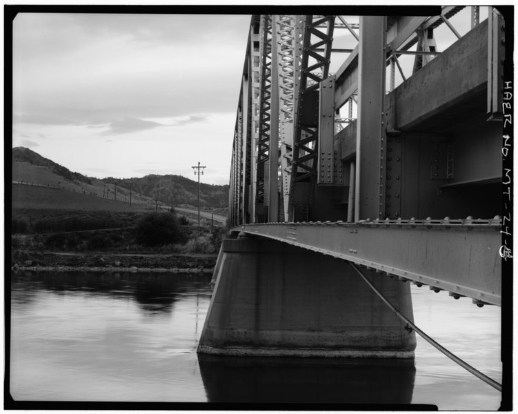 File:VIEW LOOKING NORTHEAST, PIER AND BOTTOM CHORD - Wolf Creek Bridge, Spanning Missouri River, Craig, Lewis and Clark County, MT HAER MONT,25-CRA.V,1-4.tif