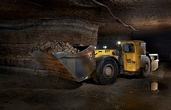 Pá carregadeira subterrânea Atlas Copco Scooptram ST7 para a extração de xisto betuminoso na mina VKG Ojamaa, condado de Ida-Viru, Estônia. (definição 3 500 × 2 249)