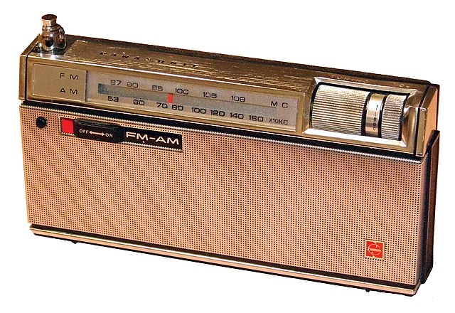 File:Vintage Panasonic Two-Band (FM-AM) Transistor Radio, Model RF-800, 9  Transistors, Made In Japan, Circa 1965 (14633774476).jpg - Wikibooks, open  books for an open world