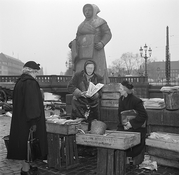 File:Vrouwen bij hun koopwaar op de vismarkt in Kopenhagen met op de achtergrond een , Bestanddeelnr 252-8836.jpg