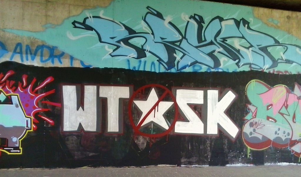 Graffiti lié aux rivalités entre les clubs de foot, ici anti Wisla de Cracovie. Photo de MOs810