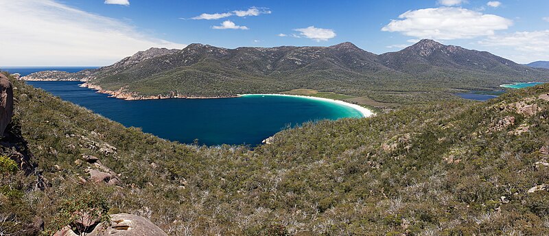 File:Wineglass Bay from Lookout.jpg