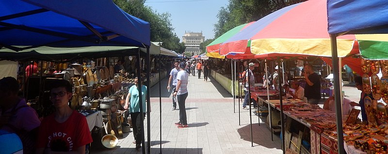 File:Yerevan Vernissage.jpg