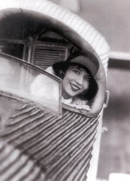 File:Yva Ramona in the little flying machine 1929.jpg