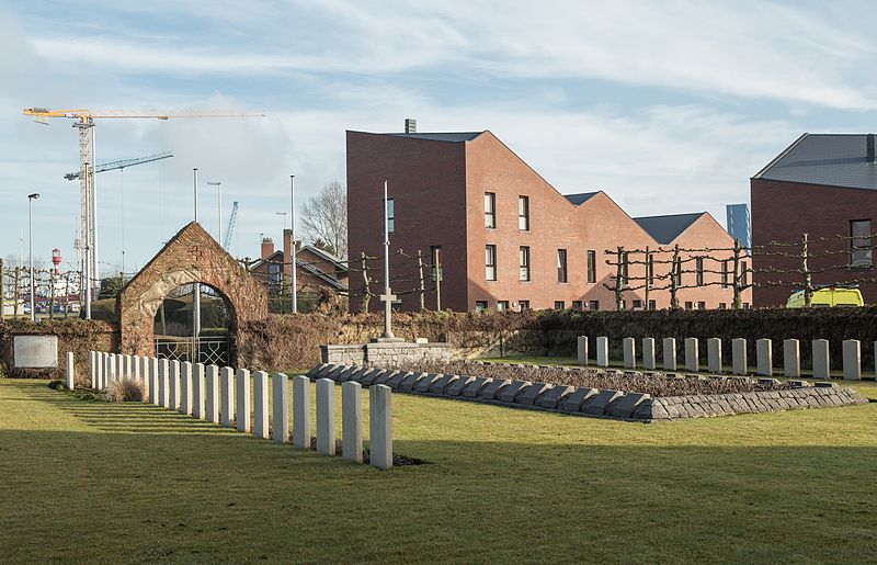 File:Zeebrugge Churchyard -9.jpg