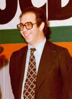 (Luis González Seara) Adolfo Suárez participa en una reunión con los comités locales y provincial de UCD de Pontevedra en la campaña electoral. Pool Moncloa. 11 de febrero de 1979 (cropped).jpeg
