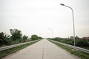 Đường đê sông Thái Bình, đoạn thuộc thôn Quan Kênh, xã Trung Kênh