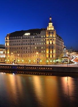 Uitzicht op het hotel vanaf de Bolshoi Moskvoretsky-brug