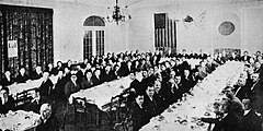 ニューヨークのタウンホールで行われた立教大学野球部の歓迎会（1932年5月11日、中央テーブル奥にベーブ・ルースとルー・ゲーリッグの姿が見える）