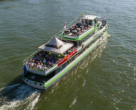 Das Personenschiff Rheinland auf Fahrt in Köln. The passenger ship Rhineland on a trip in Cologne.