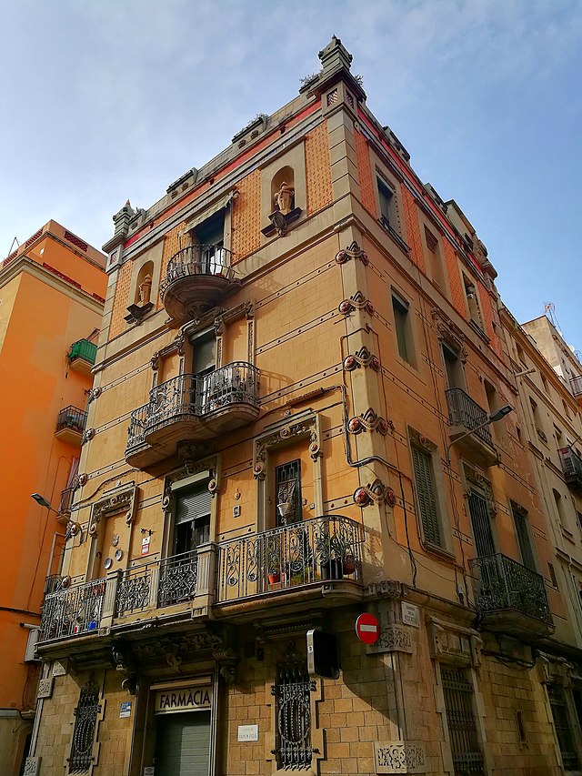 Edifici d'habitatges al carrer Sant Carles, 7 (Barcelona)