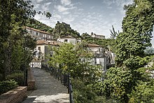 Scorcio del Castel Ruggiero e del Santuario della Madonna Assunta visto dalla villetta di via Roma