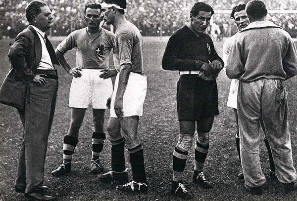 From left to right: Italian manager Pozzo, Monzeglio, Bertolini, the goalkeeper and captain Combi, Monti (half-hidden) and the assistant manager Carca