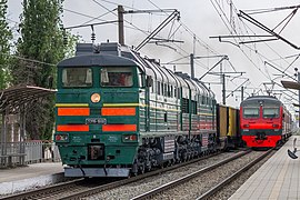 Тепловоз 2ТЭ116-1660 и электропоезд ЭД9М- 1007 прибывают на станцию Краснодар-1.