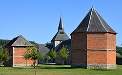 Le colombier du manoir de Colmont et l'église St-Etienne à Perriers-sur-Andelle