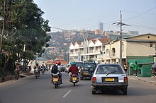 eine Straße mit dichtem Verkehr und einigen Fußgängern