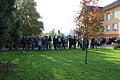 Čeština: Čekající diváci před místní základní školou při zahájení Riznerových a Holubyho oslav v Zemianskem Podhradie.