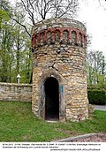 Castle Park Altfranken (estate park and structural remains of the old neo-Gothic castle complex by Count Luckner, such as two pillars with lion figures, a square gate tower, four round wall towers, surrounding, but no longer completely preserved, encircling wall made of quarry stone, grid fields, a cellar, etc.)