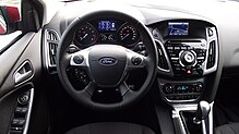 2013 Ford Focus Mk3 Titanium 1.0 EcoBoost Turbo 125 PS 92 kW Cockpit Interieur Innenraum.jpg