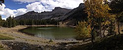 2014-09-15 15 43 53 Panoráma jezera Stella a vrcholu Wheeler Peak podél stezky alpských jezer v národním parku Great Basin, Nevada.JPG
