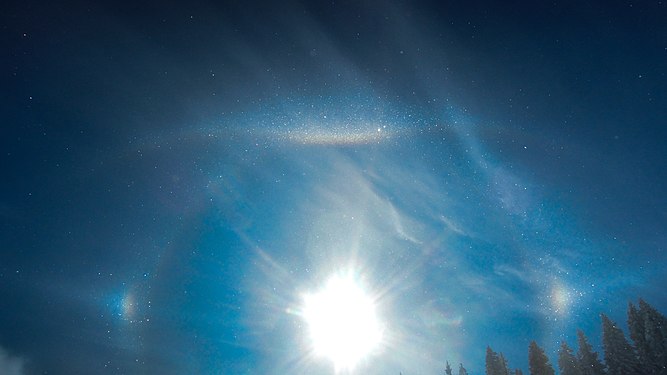 Sun halo with Parry Arc, upper tangent arc, 22°-halo and sun dogs.