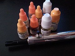 appareil de vapotage e-cigarette cigarette électronique et bouteilles de  liquide isolées sur fond blanc. dispositif de vape pour le tabagisme  alternatif. concept de magasin de vapotage. gadget pour vapoteur.  accessoires de vapotage.