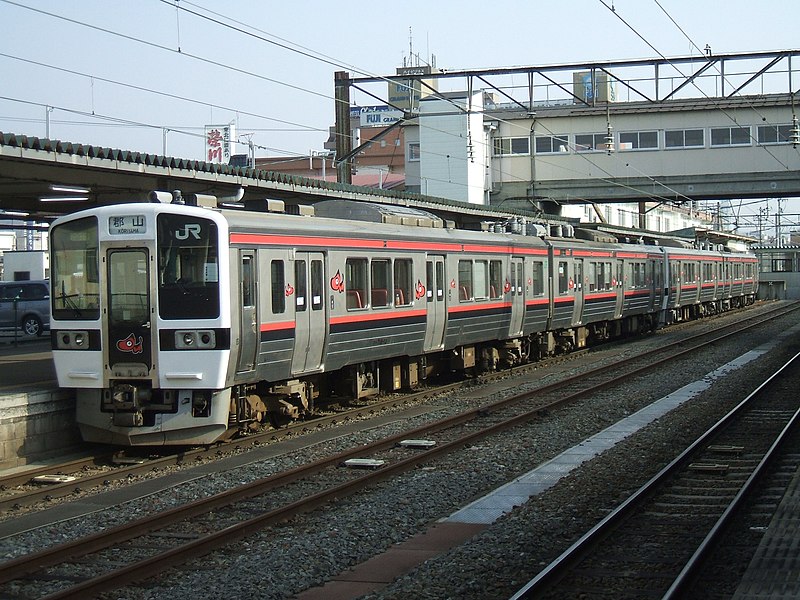File:719 at Aizuwakamatsu Station in Spring.jpg