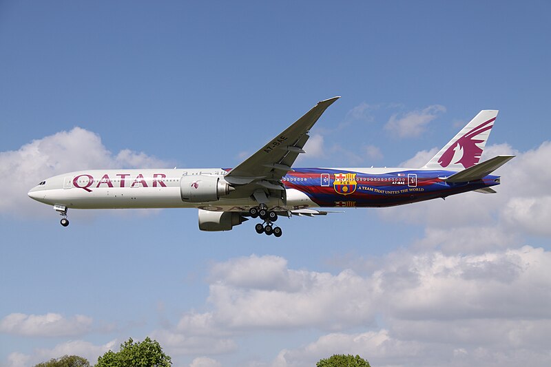 File:A7-BAE Boeing 773 Qatar In FCB Barcelona (14083533404).jpg