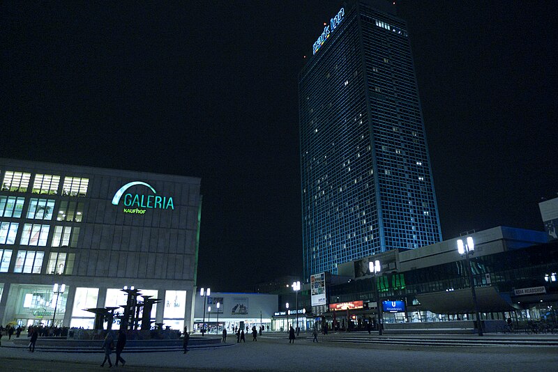 File:Alexanderplatz Berlin Park Inn.jpg