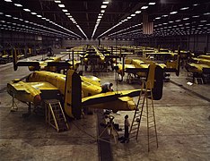 Alfred T. Palmer - Assembling the North American B-25 Mitchell at Kansas City, Kansas (USA).jpg