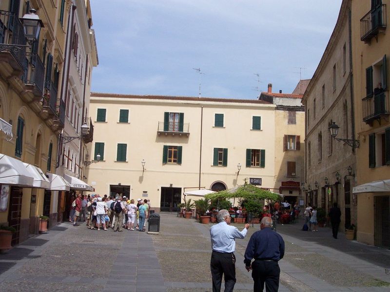 صورة:Alghero Piazza Civica.jpg