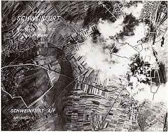 Авиабаза Швайнфурт (отмечена белым слева) Аэрофотоснимок во время атаки США на Швайнфурт 14 октября 1943 г. (справа отмечена крупная промышленность)