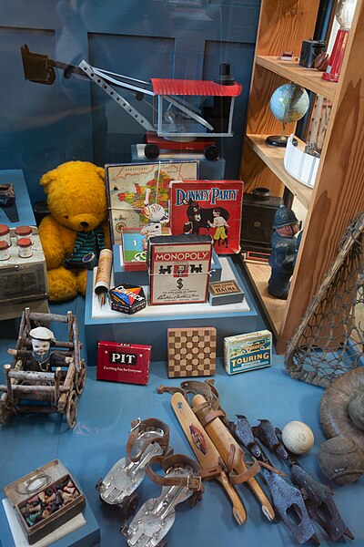 File:Antique games and toys (44472070335).jpg