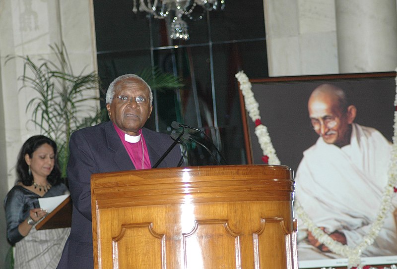 File:Archbishop Desmond Tutu delivering speech after receiving the Gandhi Peace Prize 2005, at Rashtrapati Bhavan in New Delhi on January 31, 2007.jpg