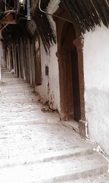 Porta d'ingresso di una vecchia casa.