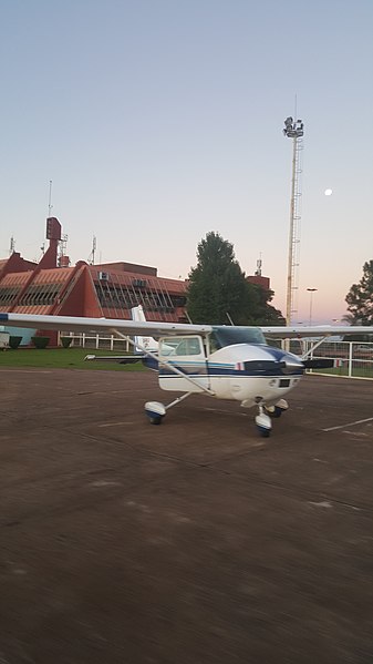 File:Avión Cessna en Aeropuerto Posadas (Argentina).jpg
