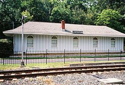 The old Linthicum B&A station house north of the current stop B&A RR Linthicum Heights station.jpg